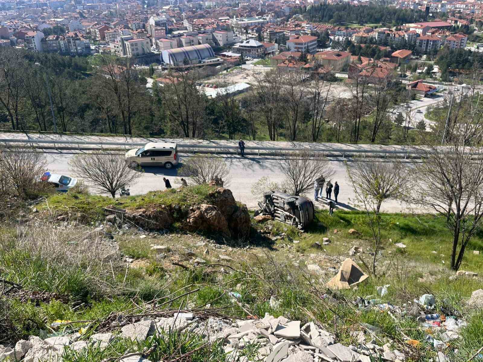 Park halindeki otomobil hareket ederek uçuruma yuvarlandı
