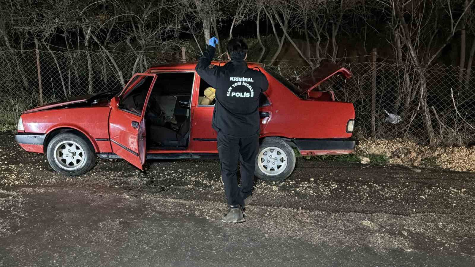 Park halindeki otomobil kundaklandı
