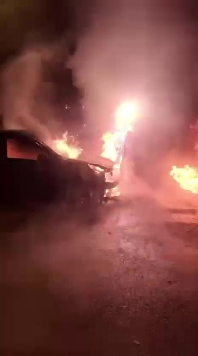 Park halindeki otomobil yandı, alevler önündeki araca sıçradı

