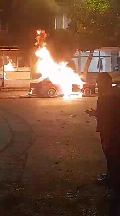 Park halindeki otomobil yandı, sahibi tarafından yakıldığı öne sürüldü
