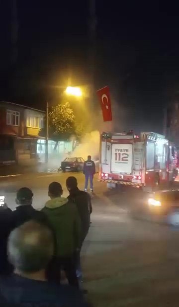 Park halindeki otomobil yandı, sahibi tarafından yakıldığı öne sürüldü
