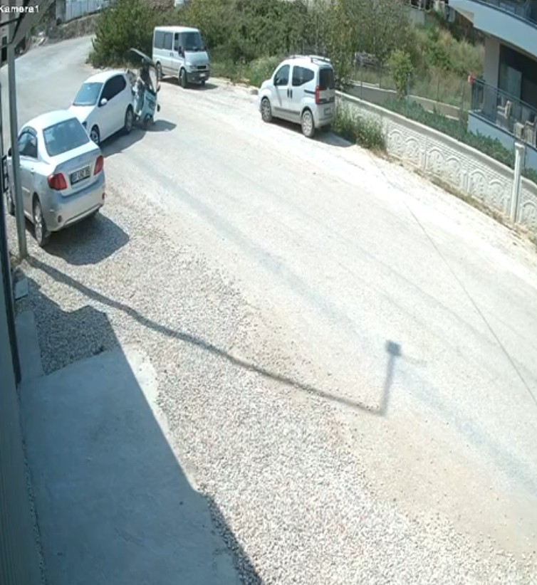 Park halindeki otomobil yola çıkarken elektrikli bisiklete çarptı
