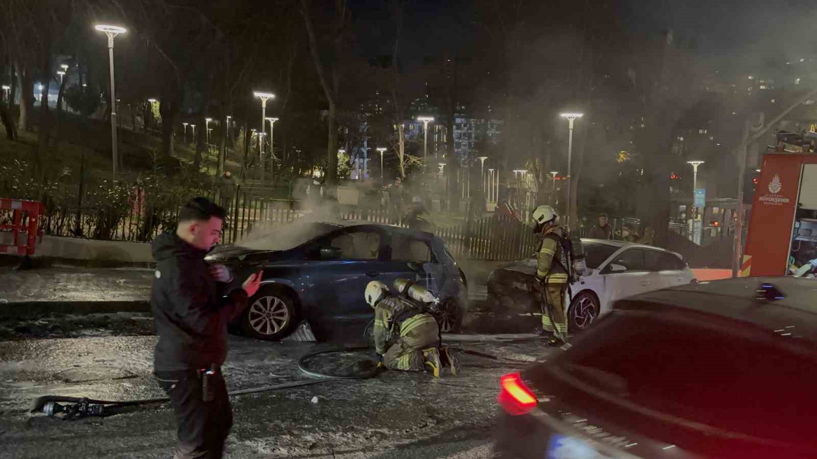 Park halindeki otomobilde yangın çıktı, alevler başka araca sıçradı

