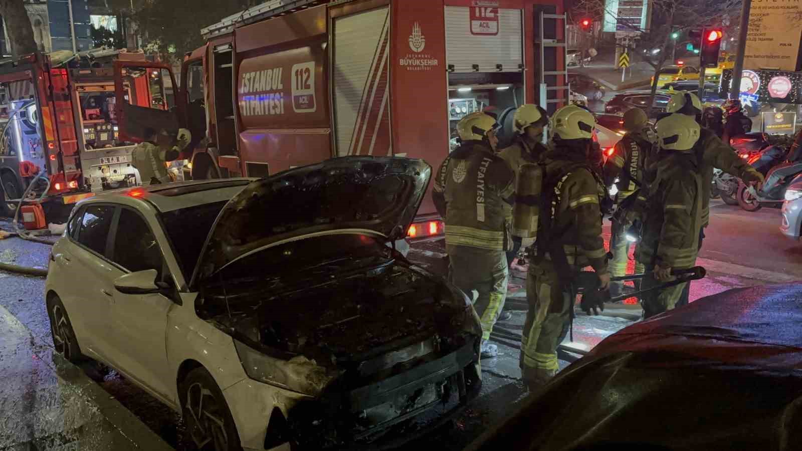 Park halindeki otomobilde yangın çıktı, alevler başka araca sıçradı
