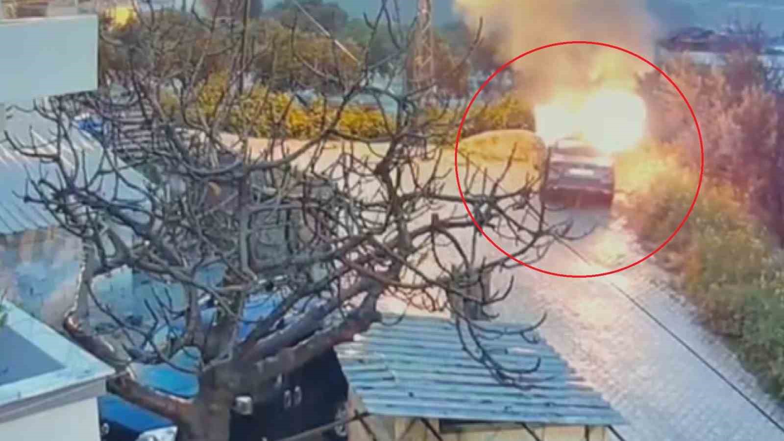 Park halindeki otomobili benzin döküp kundaklamak isterken kendini yaktı
