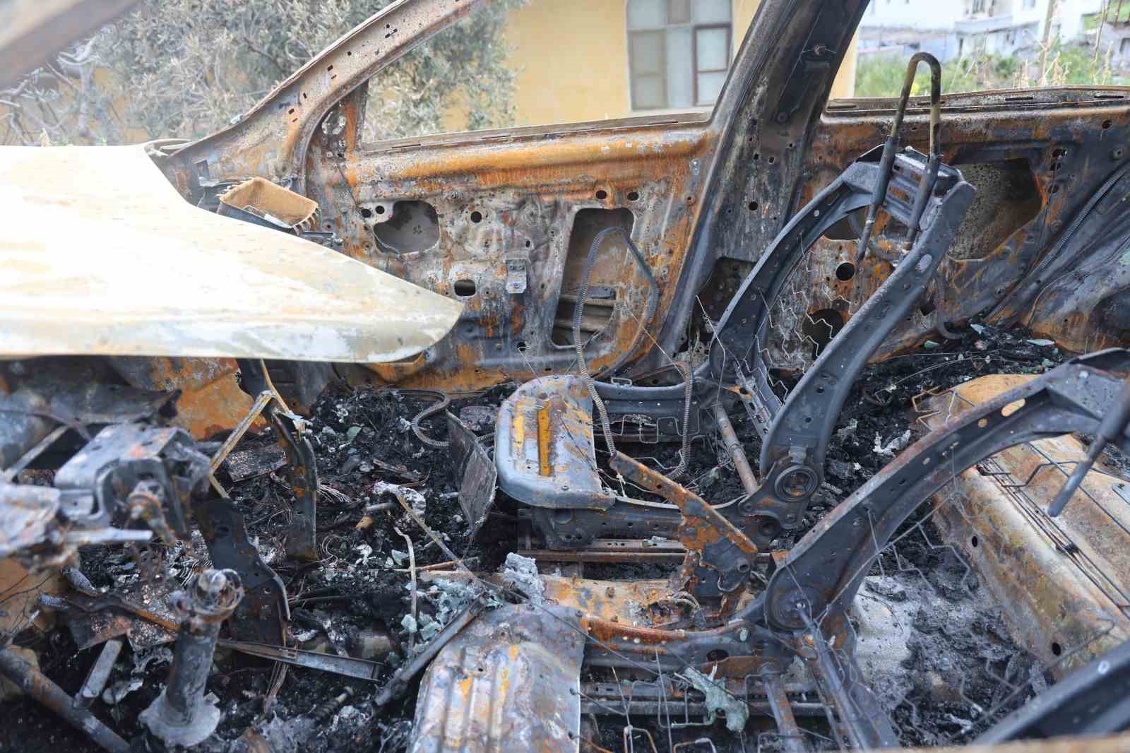 Park halindeki otomobili benzin döküp kundaklamak isterken kendini yaktı
