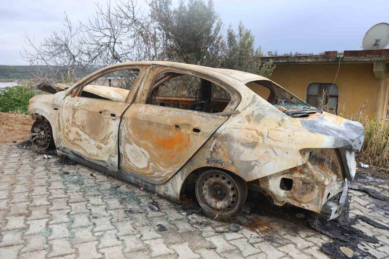 Park halindeki otomobili benzin döküp kundaklamak isterken kendini yaktı

