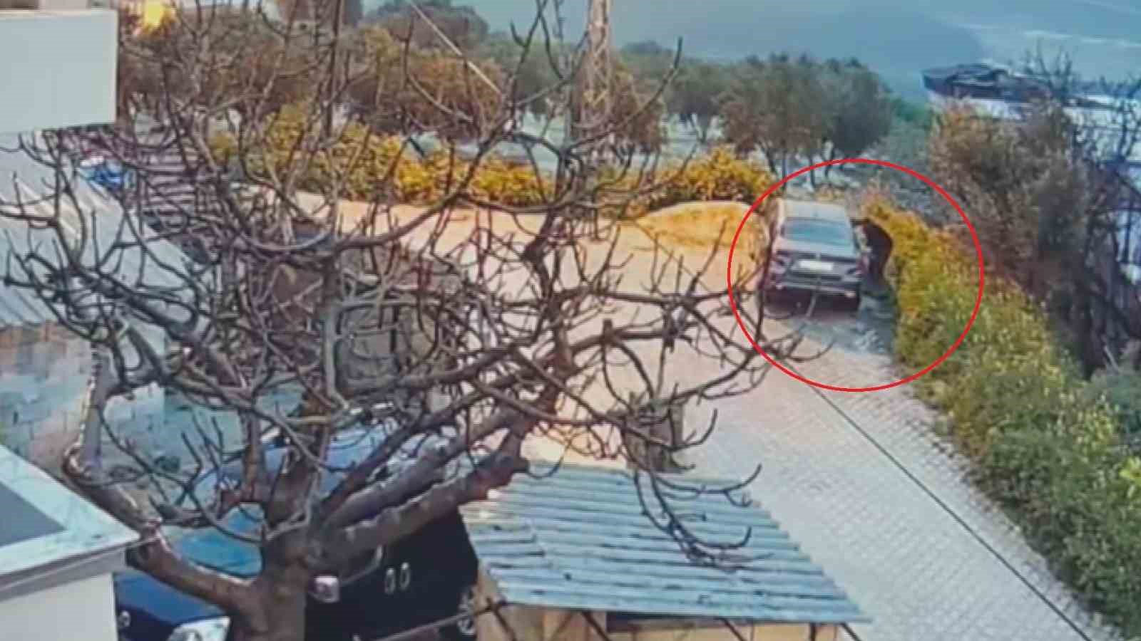 Park halindeki otomobili benzin döküp kundaklamak isterken kendini yaktı
