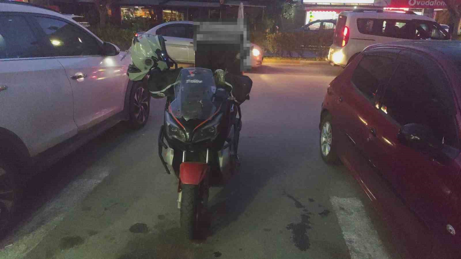 Park halindeki otomobilin açılan kapısına çarpan motosikletli yaralandı
