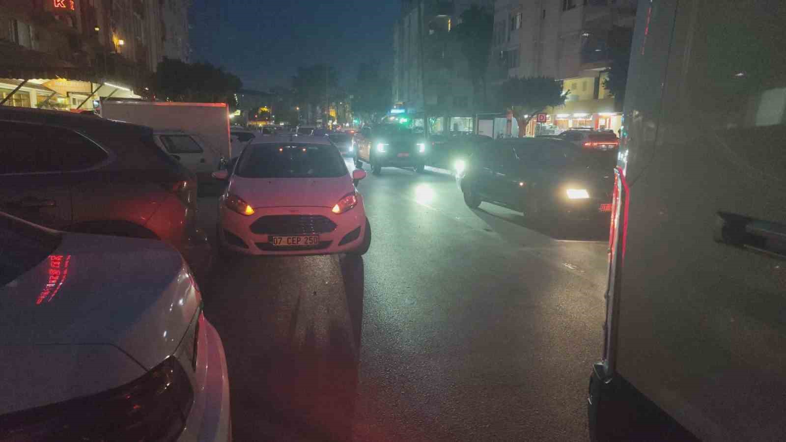 Park halindeki otomobilin açılan kapısına çarpan motosikletli yaralandı
