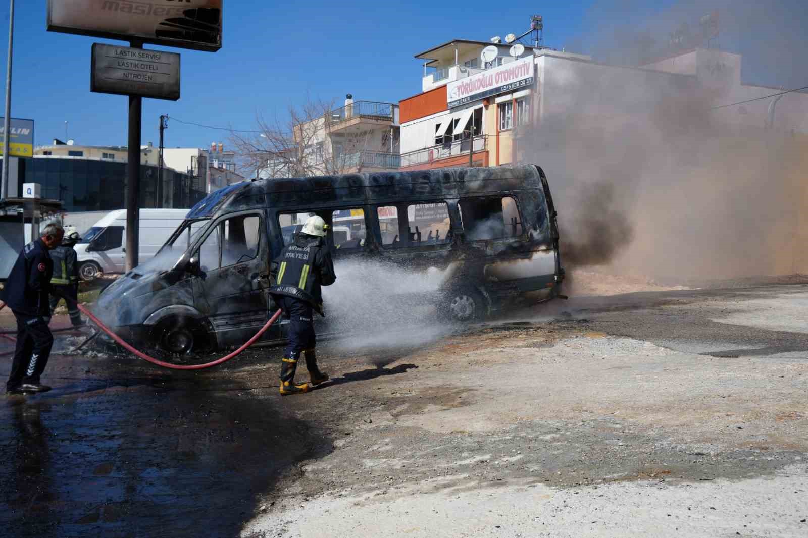 Park halindeki servis ve otomobil alev alev yandı, araç sahibi kriz geçirdi
