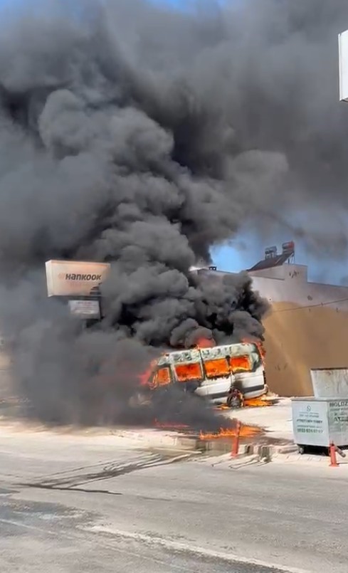 Park halindeki servis ve otomobil alev alev yandı, araç sahibi kriz geçirdi
