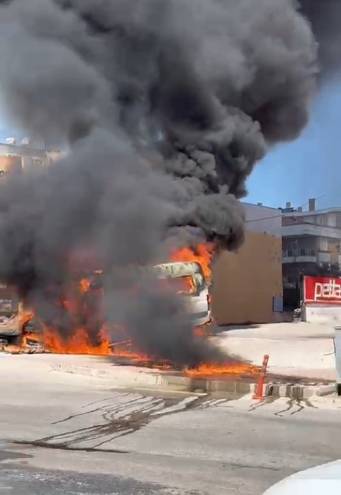 Park halindeki servis ve otomobil alev alev yandı, araç sahibi kriz geçirdi
