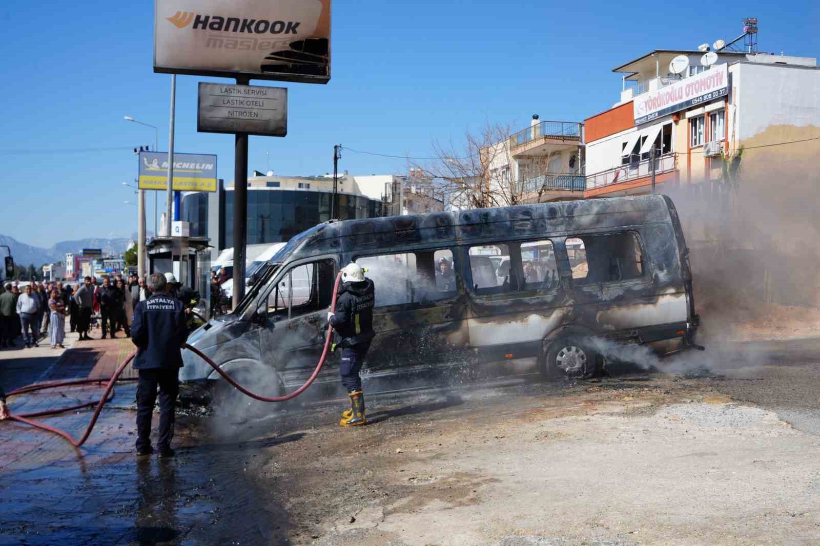 Park halindeki servis ve otomobil alev alev yandı, araç sahibi kriz geçirdi
