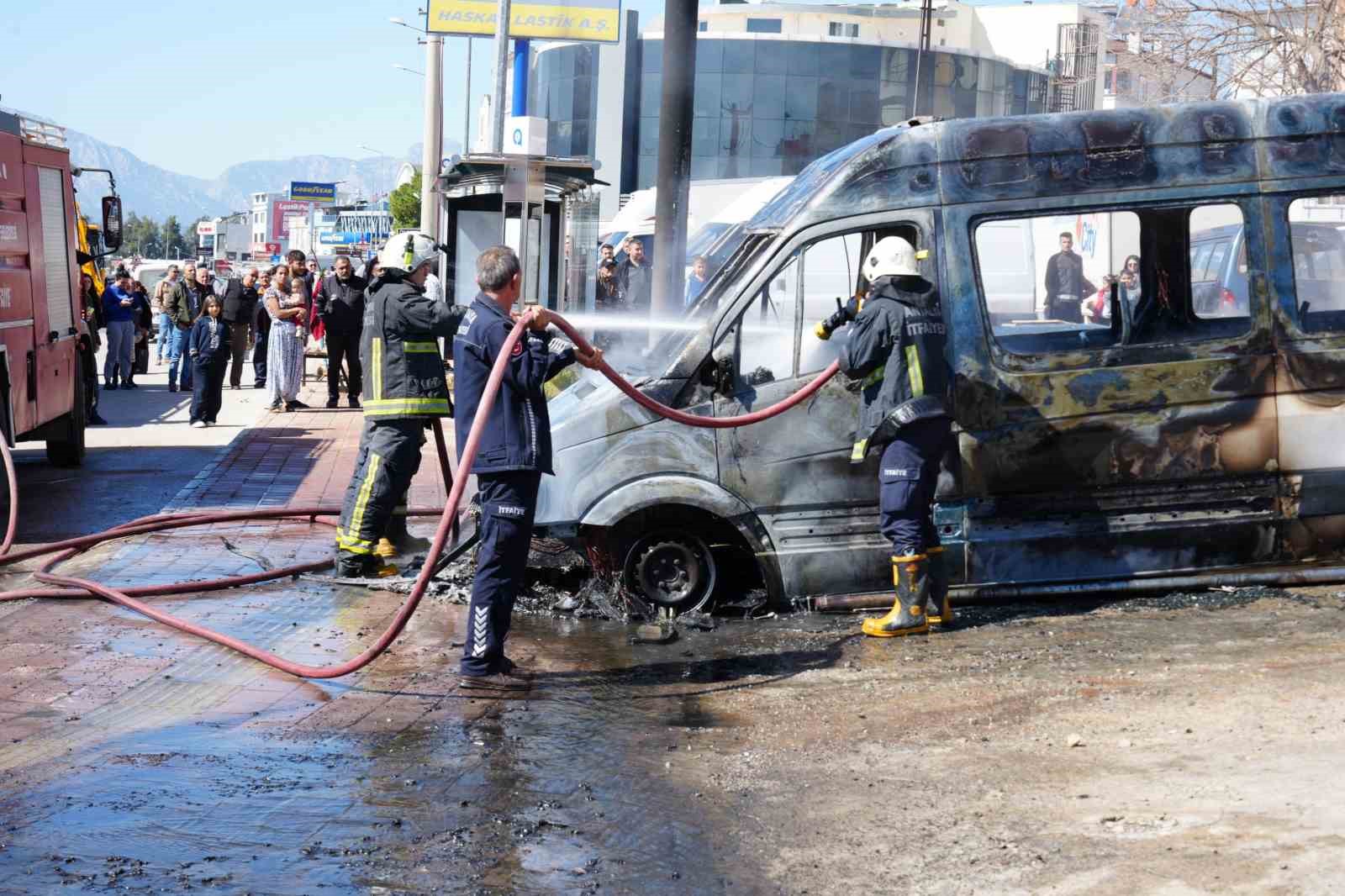 Park halindeki servis ve otomobil alev alev yandı, araç sahibi kriz geçirdi
