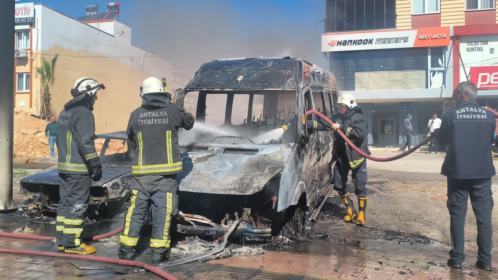 Park halindeki servis ve otomobil alev alev yandı, araç sahibi kriz geçirdi
