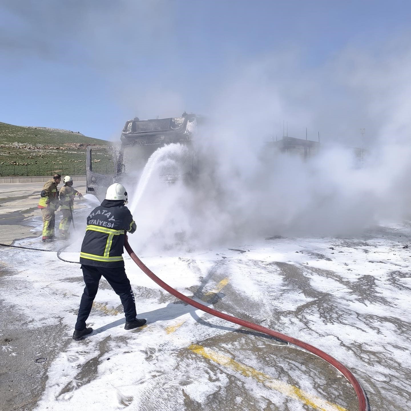 Park halindeki tır alevlere teslim oldu
