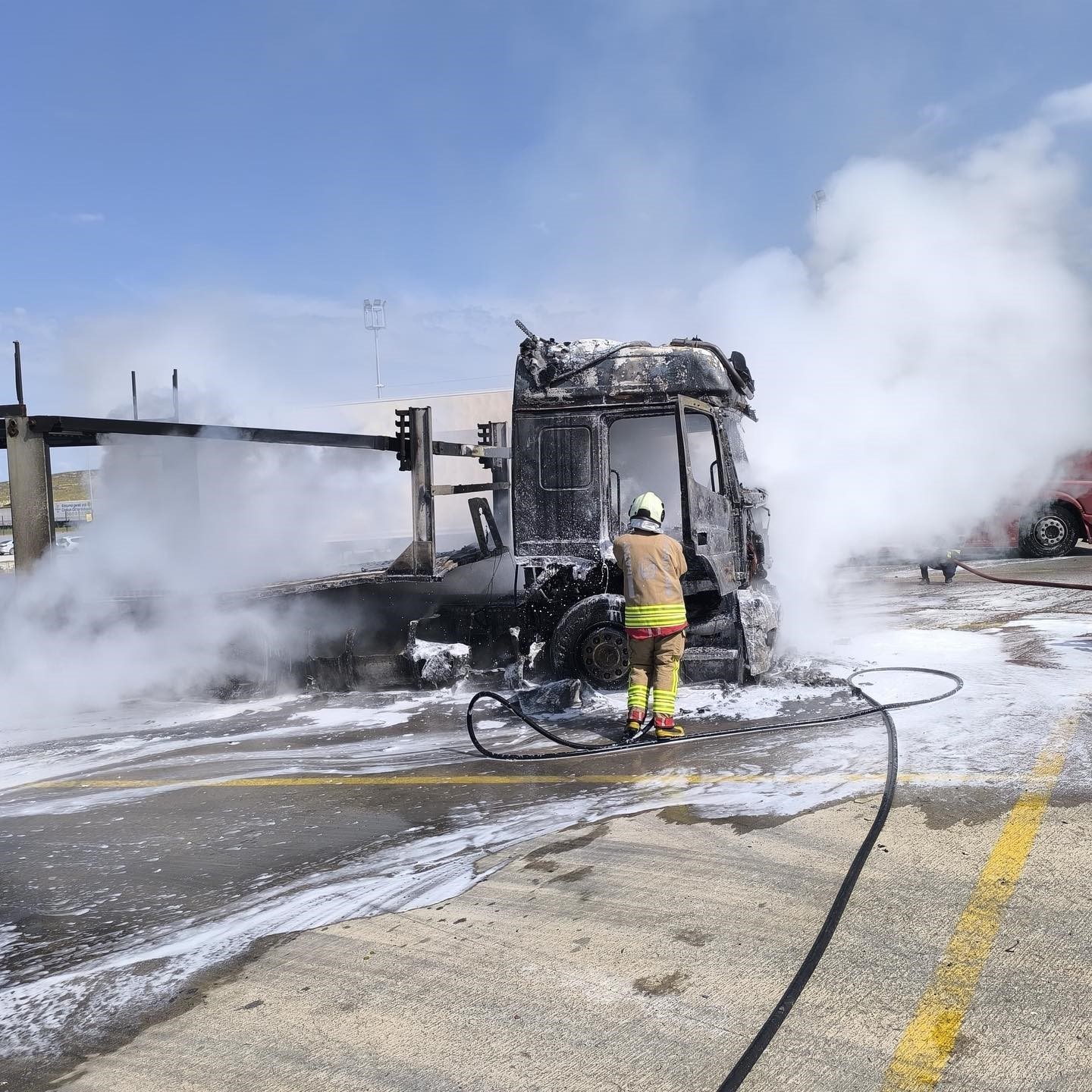 Park halindeki tır alevlere teslim oldu
