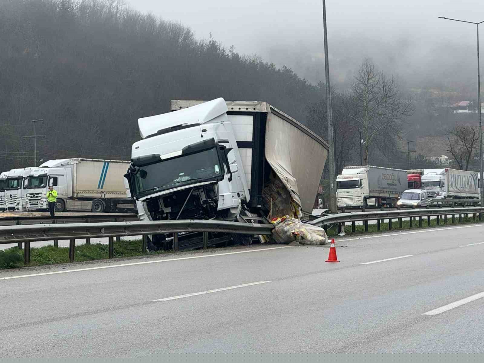 Park halindeki tır kendi kendine hareket etti: Faciadan dönüldü
