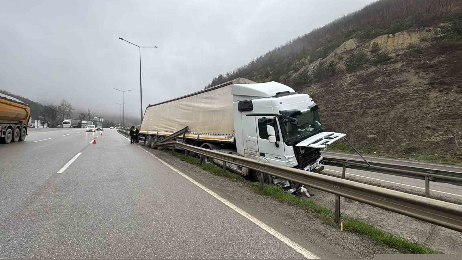 Park halindeki tır kendi kendine hareket etti: Faciadan dönüldü
