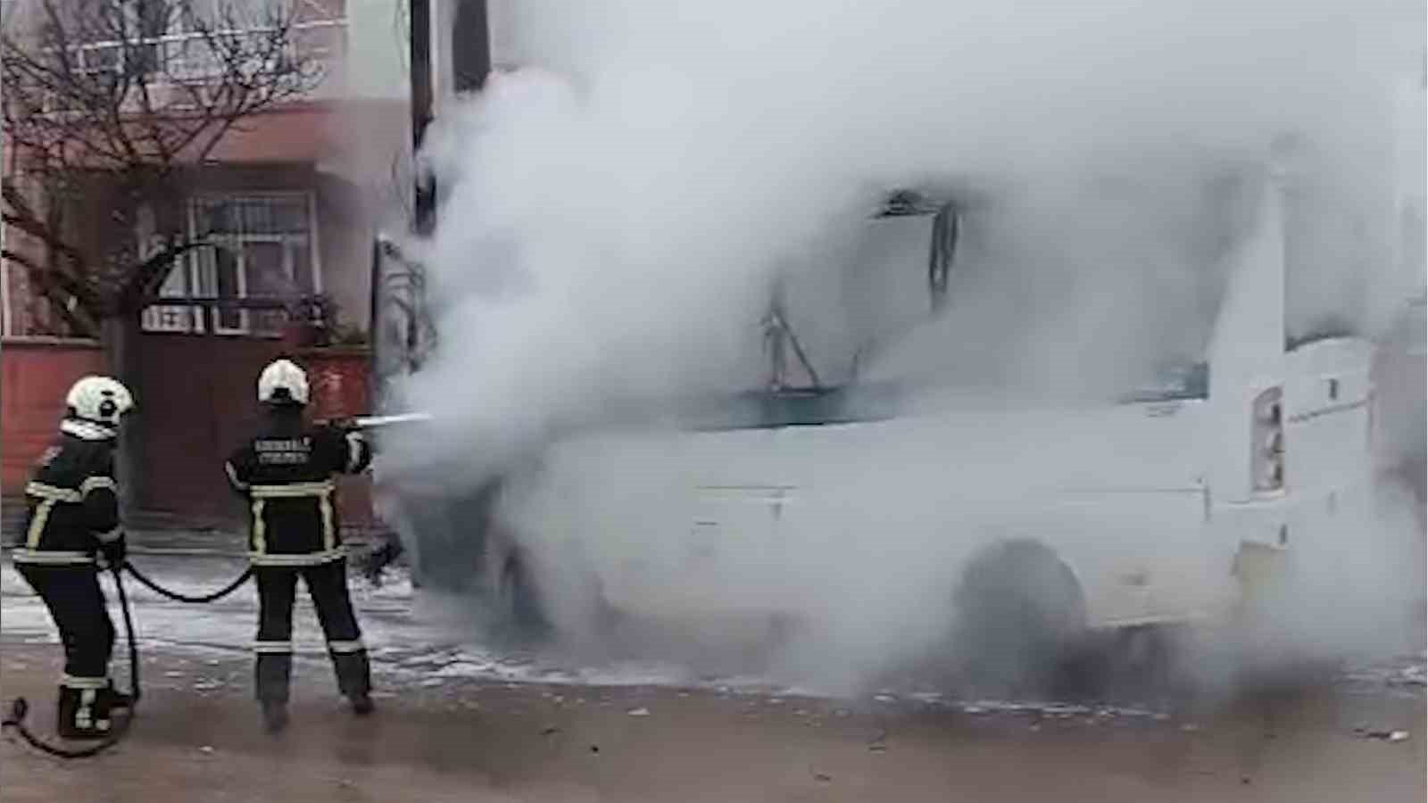 Park halindeki yolcu minibüsü alev topuna döndü
