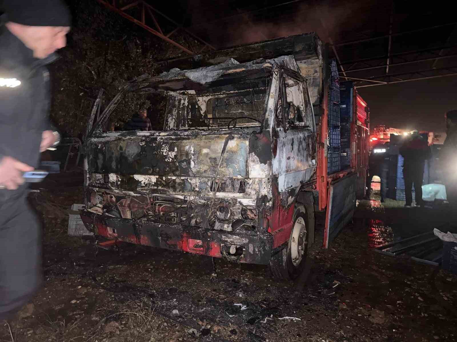 Park halindeyken yanan kamyonet kullanılamaz hale geldi
