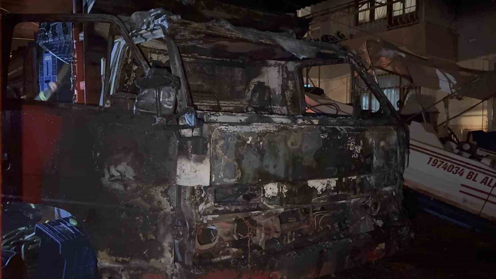 Park halindeyken yanan kamyonet kullanılamaz hale geldi
