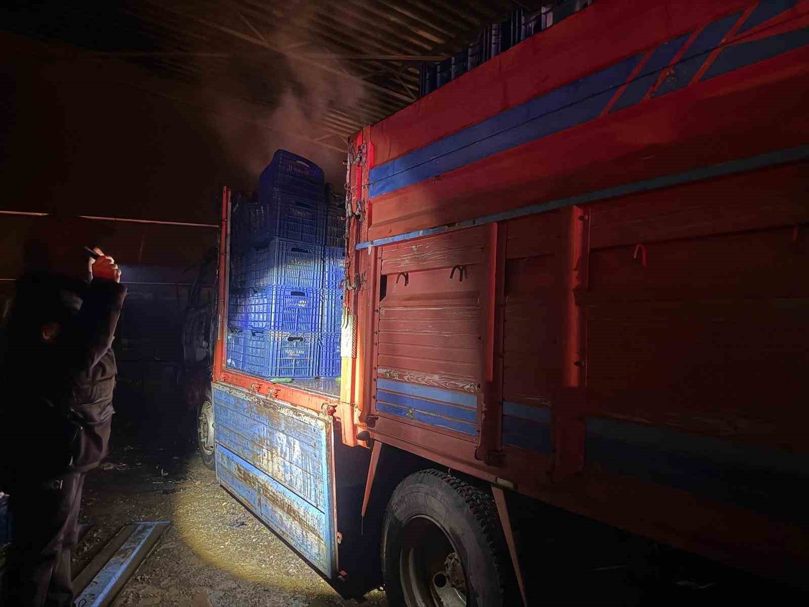 Park halindeyken yanan kamyonet kullanılamaz hale geldi
