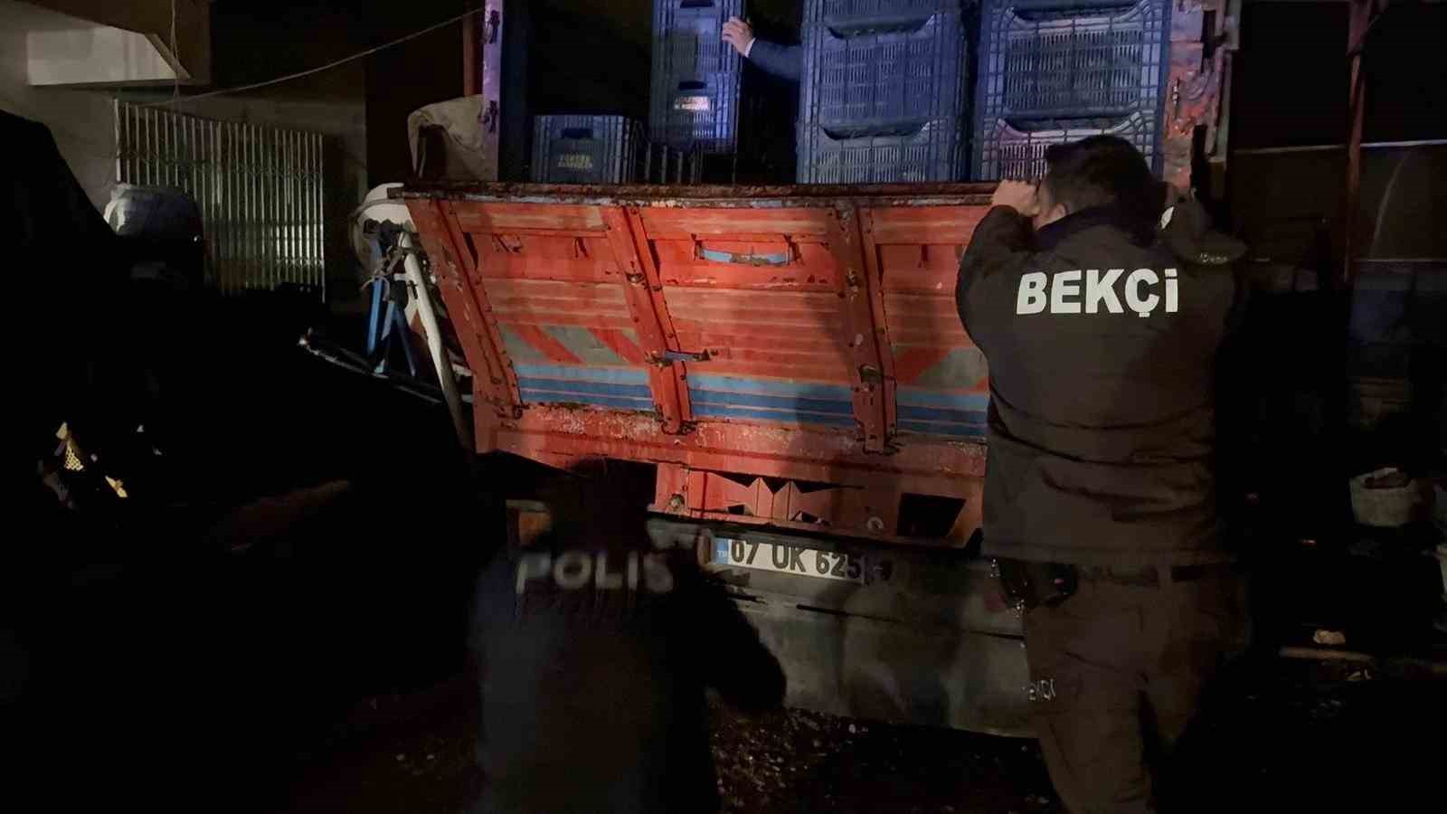 Park halindeyken yanan kamyonet kullanılamaz hale geldi
