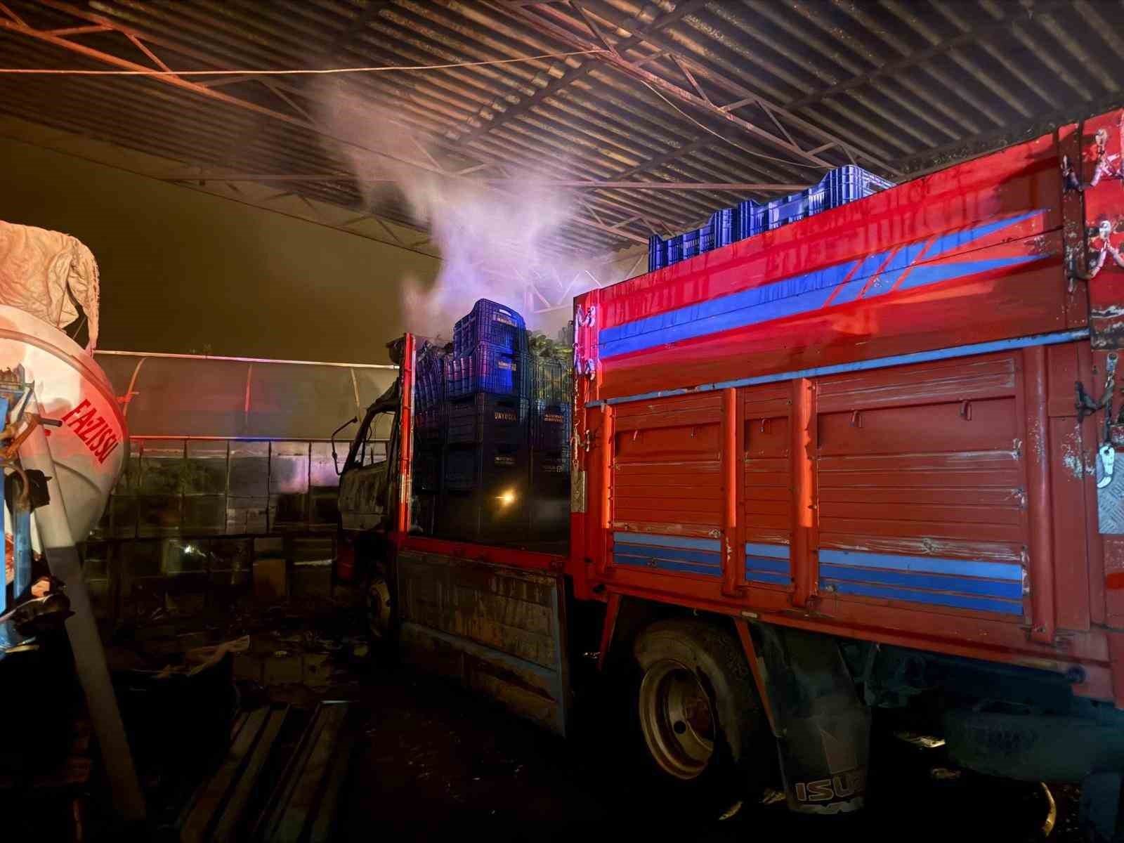 Park halindeyken yanan kamyonet kullanılamaz hale geldi
