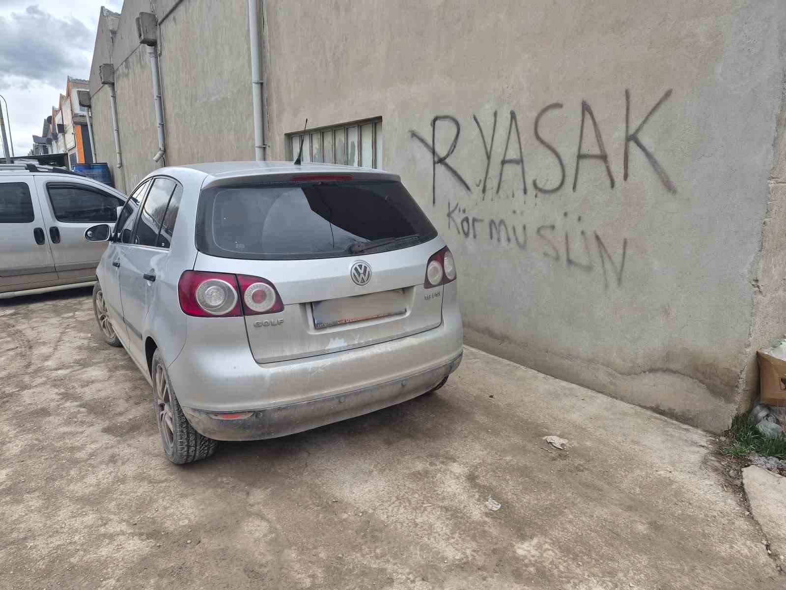 "Park yasak, kör müsün" yazısı da işe yaramadı
