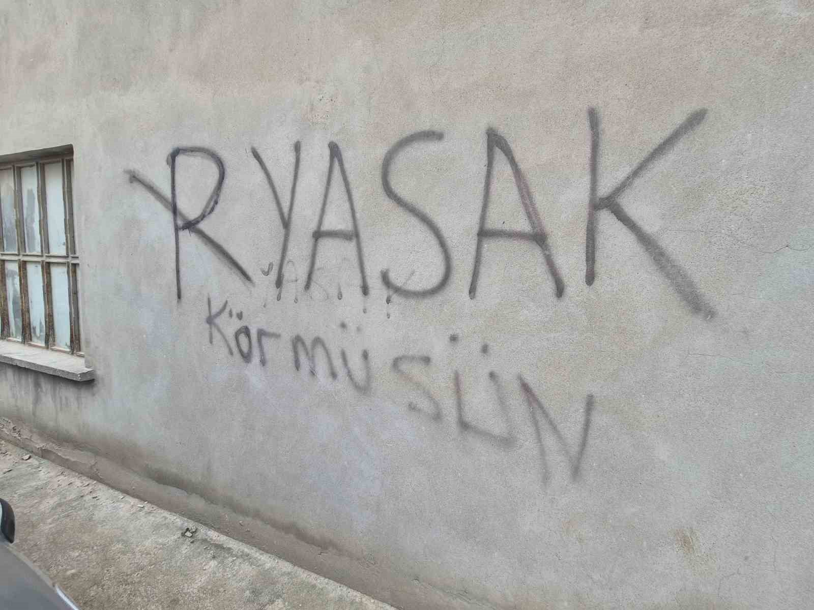 "Park yasak, kör müsün" yazısı da işe yaramadı
