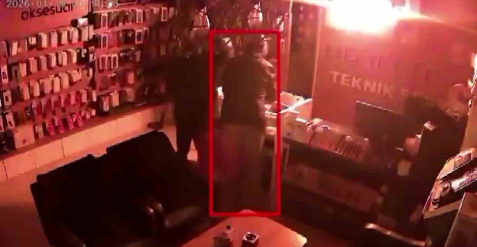 Parke taşıyla camları kırıp hırsızlık yaptılar: O anlar kamerada
