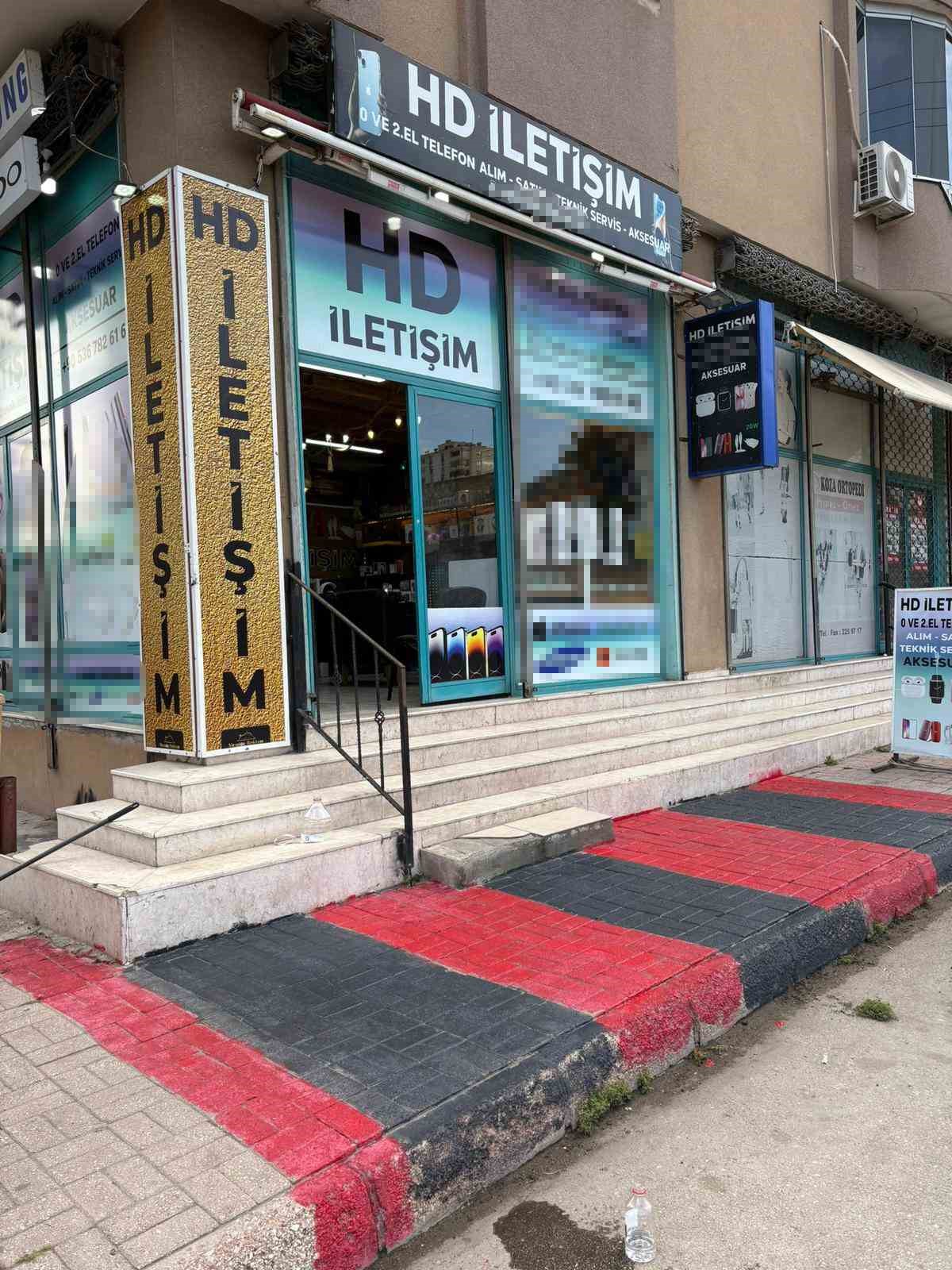 Parke taşıyla camları kırıp hırsızlık yaptılar: O anlar kamerada
