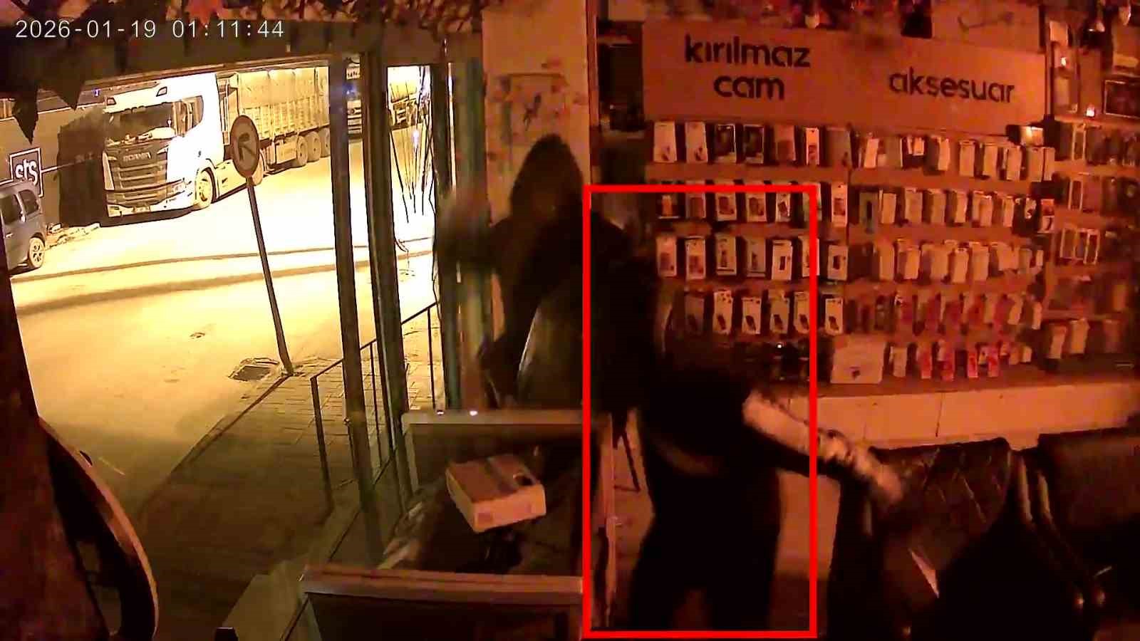 Parke taşıyla camları kırıp iş yerini soyanlar tutuklandı
