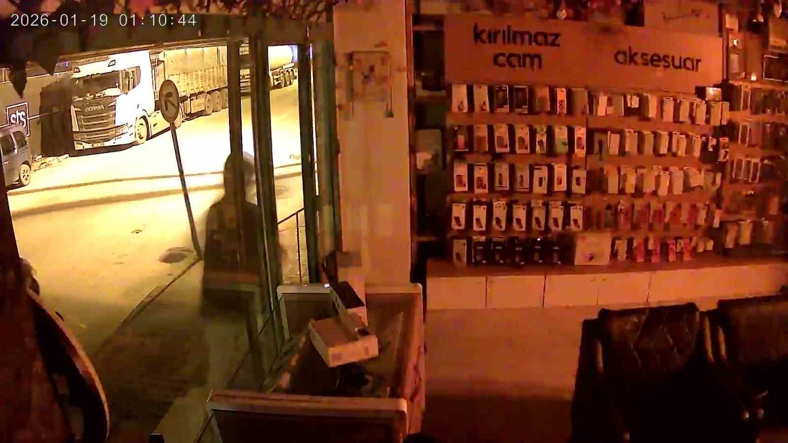 Parke taşıyla camları kırıp iş yerini soyanlar tutuklandı
