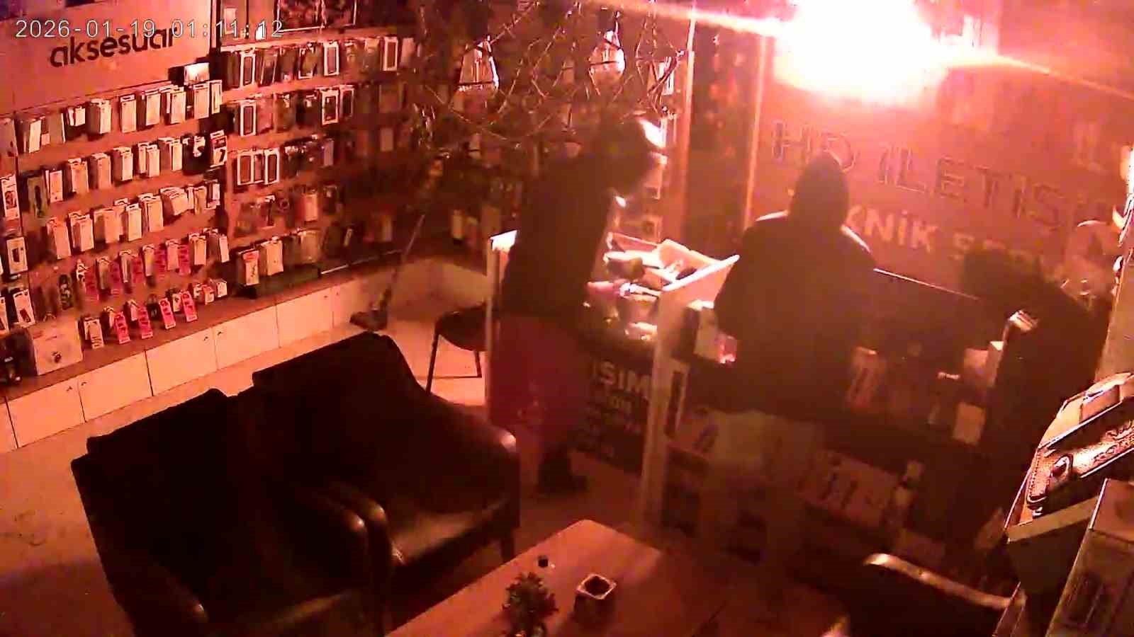 Parke taşıyla camları kırıp iş yerini soyanlar tutuklandı
