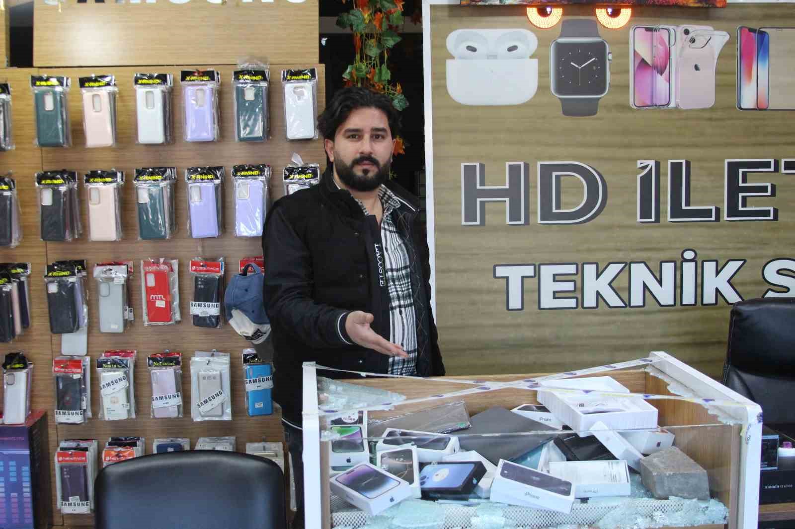 Parke taşıyla camları kırıp iş yerini soyanlar tutuklandı
