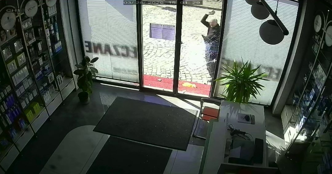Parke taşıyla eczanenin camını kırdı, ayçiçeği yağıyla kundaklamak istedi

