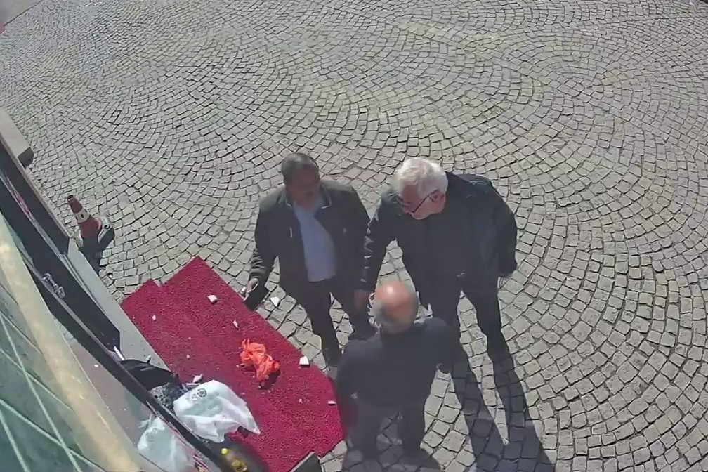 Parke taşıyla eczanenin camını kırdı, ayçiçeği yağıyla kundaklamak istedi
