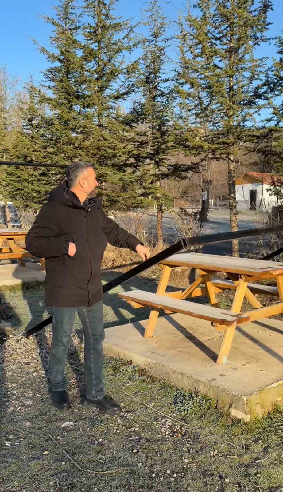 Parklardan sonra mesire alanına da zarar verdiler
