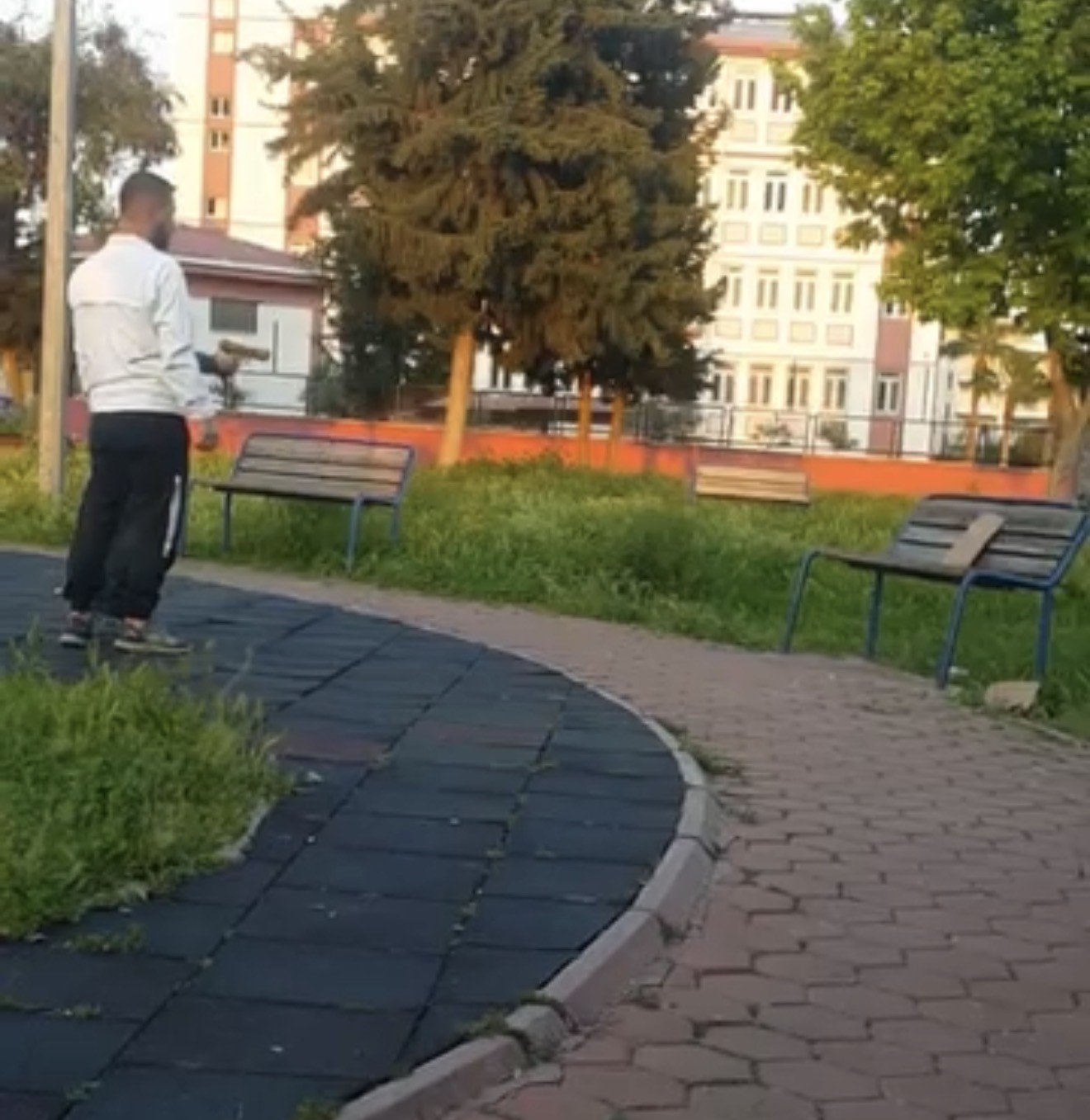 Parkta çocuğa oyuncak silahla atış talimi yaptırdı
