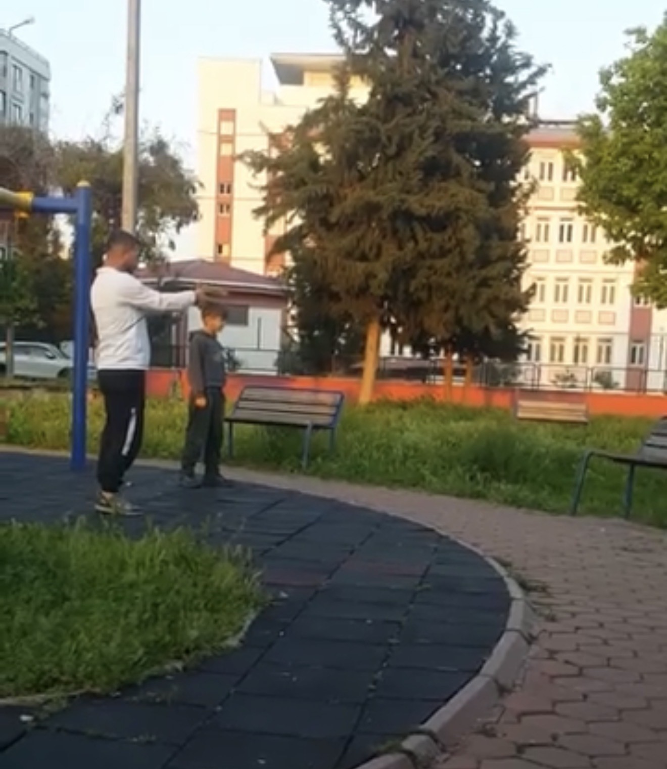 Parkta çocuğa oyuncak silahla atış talimi yaptırdı
