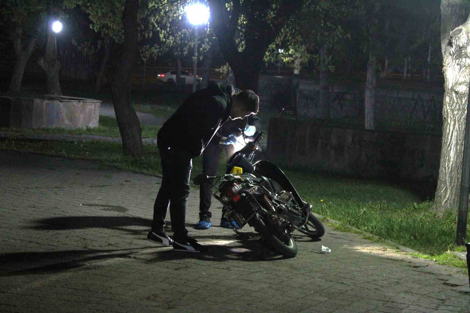 Parkta iki grup tabanca ve bıçakla birbirine girdi: 2 yaralı
