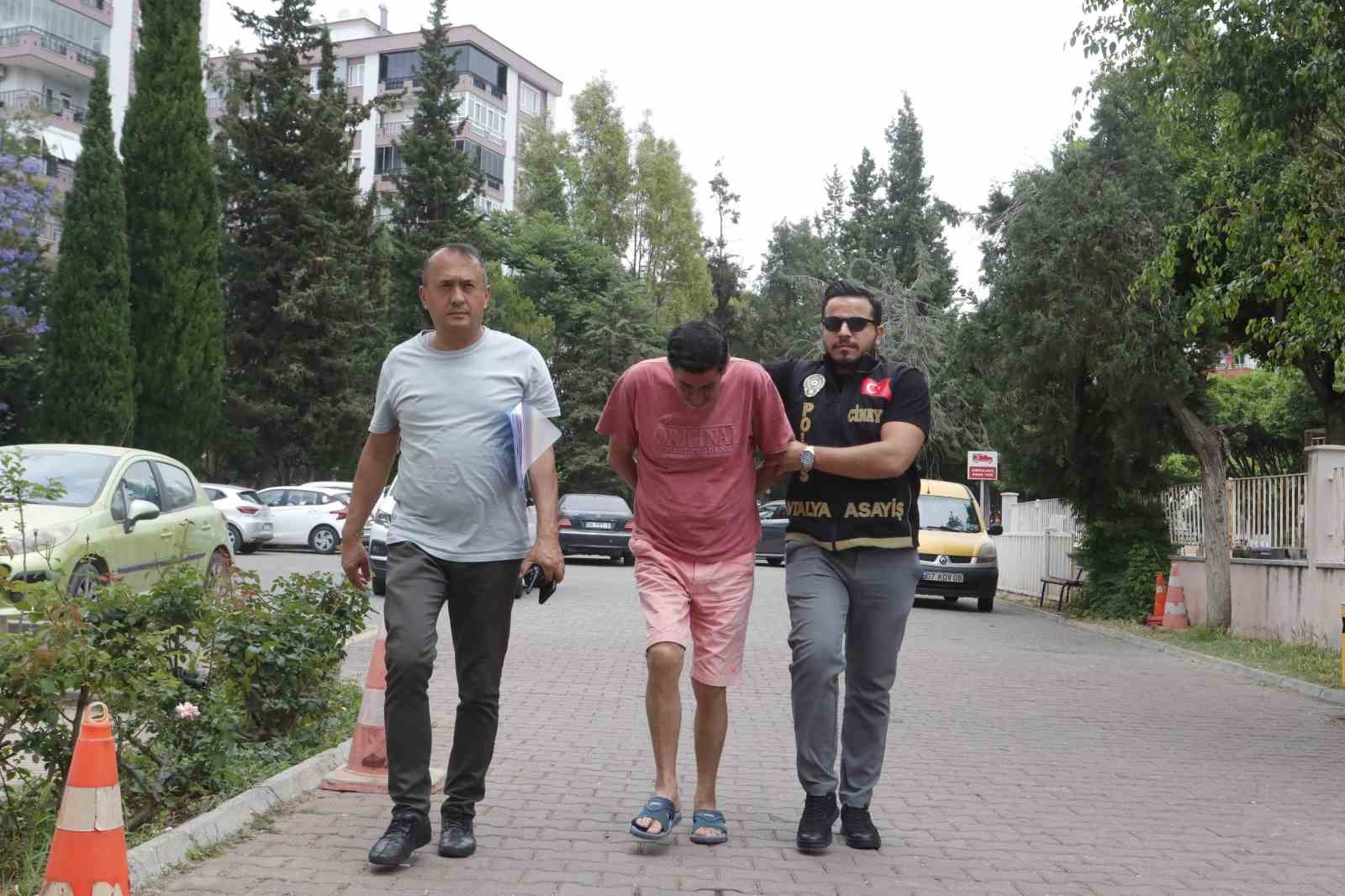 Parkta oğlunu 37 bıçak darbesiyle öldüren babaya ağırlaştırılmış müebbet talebi
Parkta oğlunu 37 bıçak darbesiyle öldüren babaya ağırlaştırılmış müebbet talebi