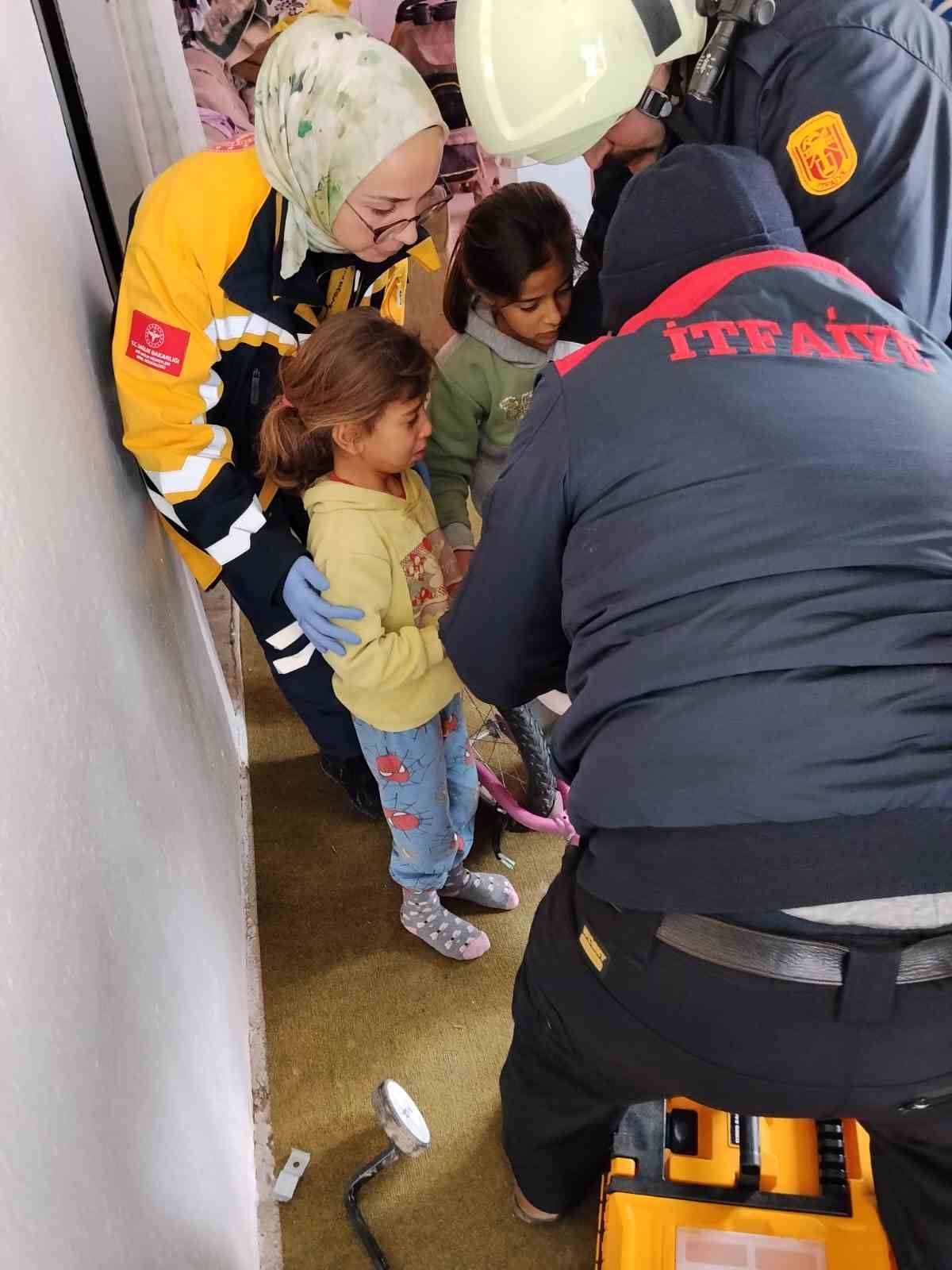 Parmağı bisiklet zincirine sıkışan çocuğu itfaiye kurtardı
