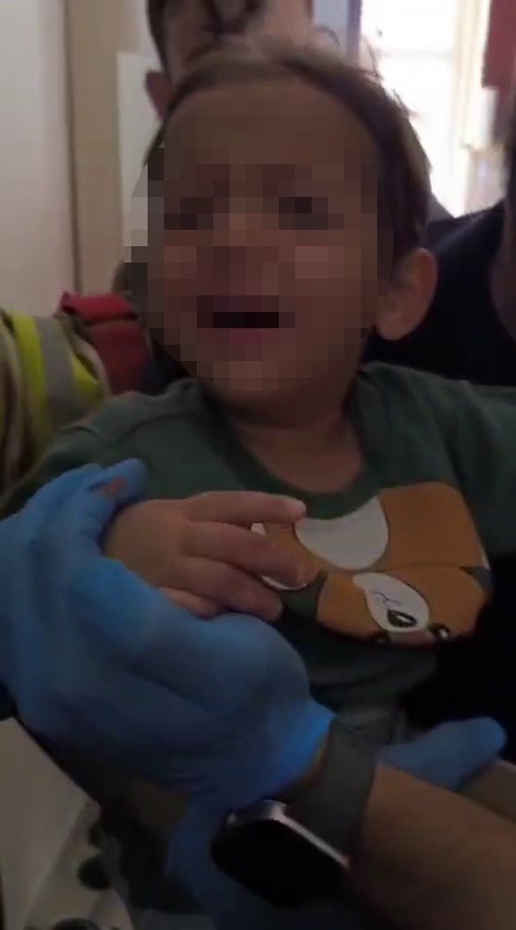 Parmağı sıkışan çocuğun korku dolu ağlayışı anneyi gözyaşı içerisinde bıraktı
