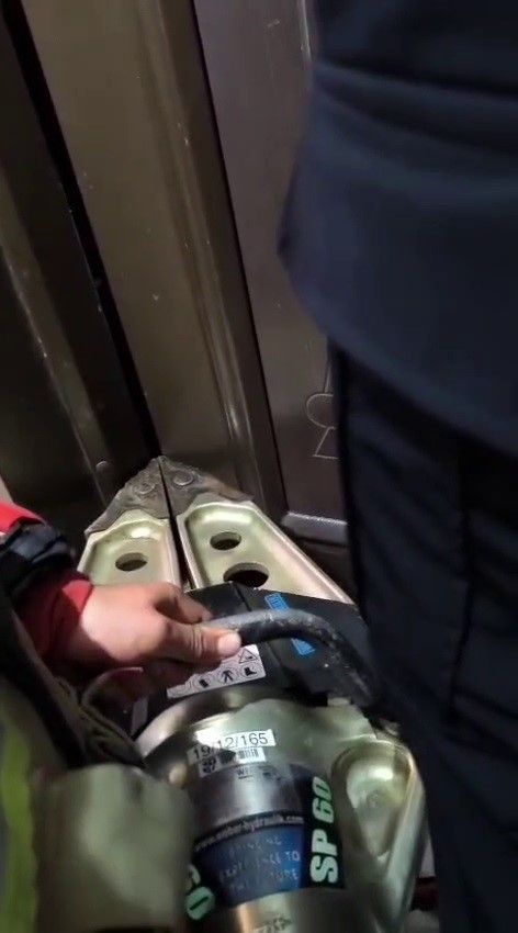 Parmağı sıkışan çocuğun korku dolu ağlayışı anneyi gözyaşı içerisinde bıraktı
