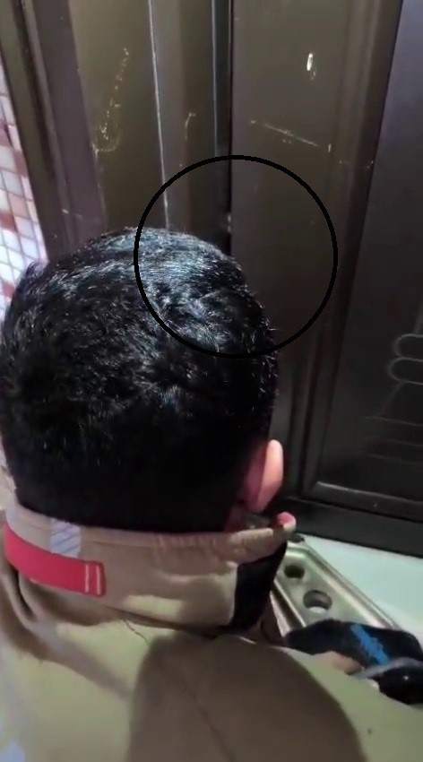 Parmağı sıkışan çocuğun korku dolu ağlayışı anneyi gözyaşı içerisinde bıraktı
