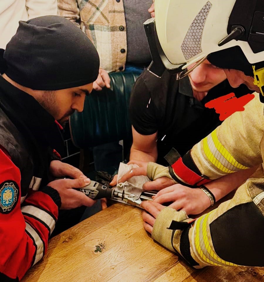 Parmağı zımbaya sıkışan genç için itfaiye ekipleri harekete geçti
